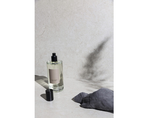 Parfümflasche mit geöffnetem Deckel und Stofftuch