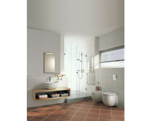 Salle de bains lumineuse avec douche, lavabo, miroir, toilettes et bidet