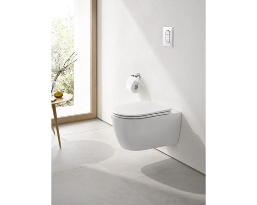 Salle de bains moderne avec WC suspendu, plaque de commande et porte-papier toilette