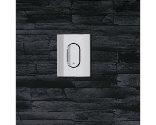Plaque de commande Grohe sur un mur en pierre