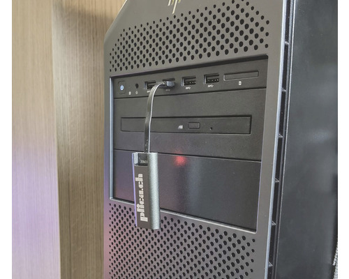 Boîtier d''ordinateur avec clé USB branchée