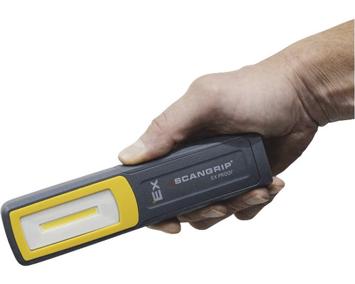 Une main tient une lampe torche Scangrip EX Proof.