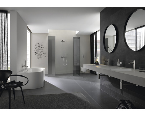 Badezimmer mit Badewanne, Dusche, Waschtisch mit zwei Waschbecken und Spiegeln