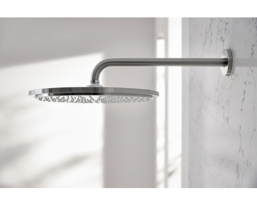 Moderne Kopfbrause aus Metall zur Wandmontage im Badezimmer.