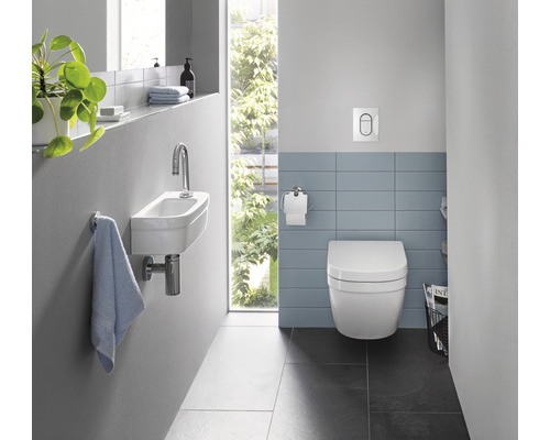 Salle de bains avec WC suspendu, lavabo et carrelage