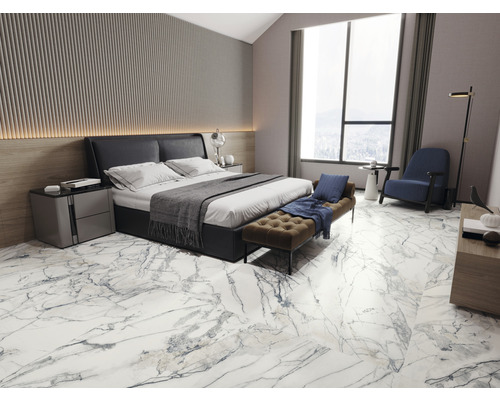 Une chambre avec un lit, des tables de chevet et un sol en marbre.