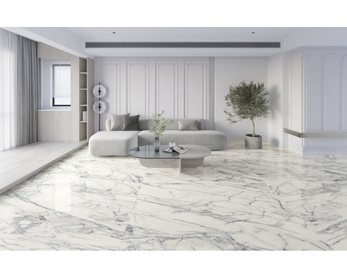 Salon lumineux avec carrelage imitation marbre, canapé et table