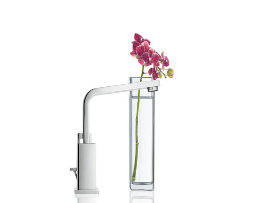 Robinet de lavabo autoportant à côté d''une orchidée dans un vase