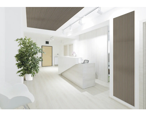 Espace de réception lumineux avec plafond à lamelles de bois et panneaux acoustiques au mur