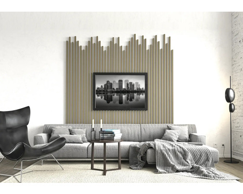 Salon avec canapé, fauteuil, table d''appoint, lampadaire et panneau mural