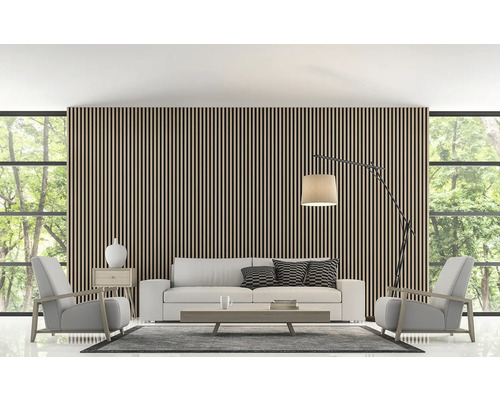 Salon avec mur à lamelles en bois, canapé, fauteuils et lampadaire