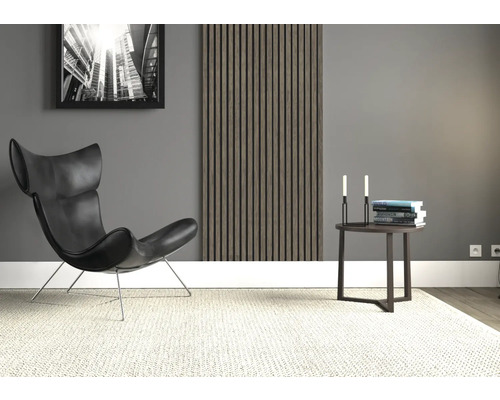 Salon avec fauteuil, table d''appoint, panneau mural et photo