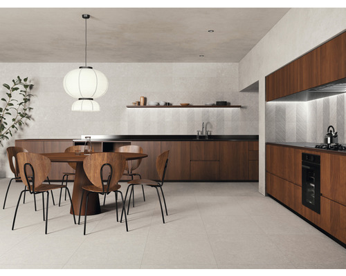 Pièce claire avec table à manger, chaises et cuisine en bois