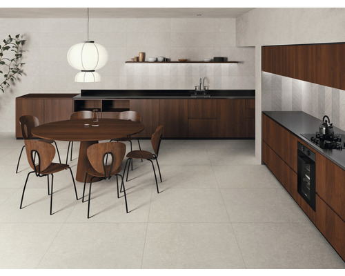 Pièce claire avec carrelage, table à manger et kitchenette