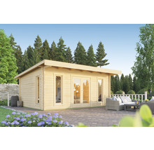 Scène de jardin avec chalet en bois et mobilier de jardin sur terrasse