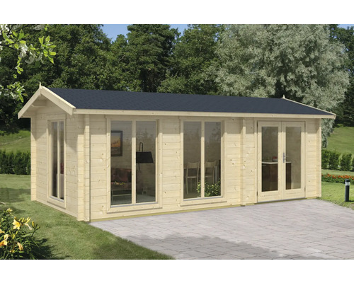 Maison de jardin en bois avec fenêtres et portes dans le jardin