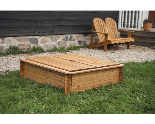 Bac à sable en bois avec couvercle dans le jardin