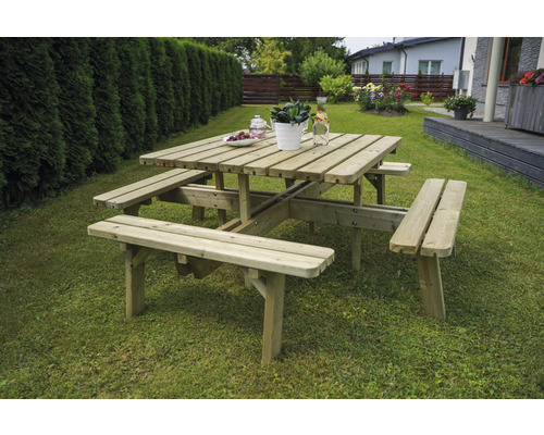 Quadratische Picknicktischgarnitur aus Holz im Garten