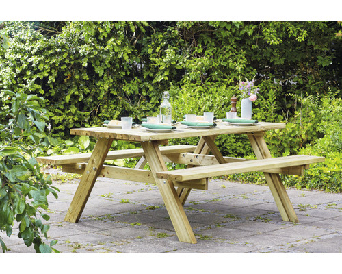 Holz Gartentisch mit Bänken im Aussenbereich mit Geschirr