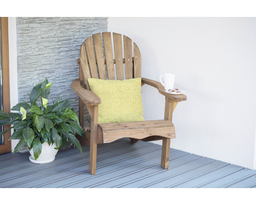 Chaise longue en bois avec coussin, tasse et assiette sur une terrasse