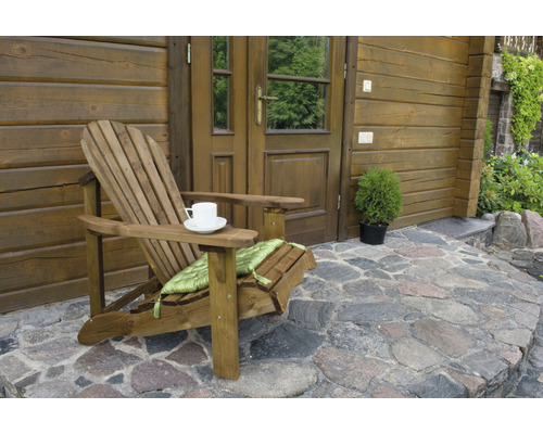 Chaise en bois avec boisson devant une maison en bois