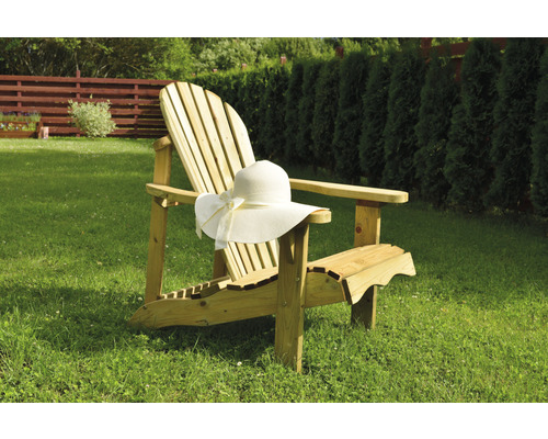 Chaise longue en bois avec chapeau dans le jardin
