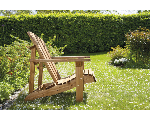 Chaise longue en bois dans le jardin
