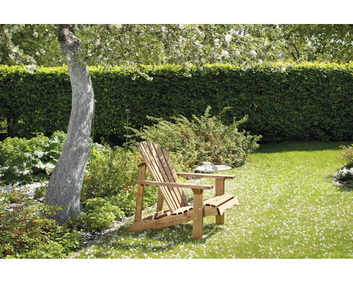 Jardin avec chaise en bois et pelouse
