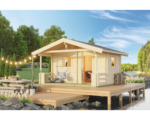 Maison en bois au bord du lac avec terrasse en bois, hamac et guirlande lumineuse