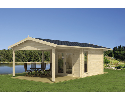 Maison de jardin en bois avec terrasse couverte, table et chaises dans le jardin