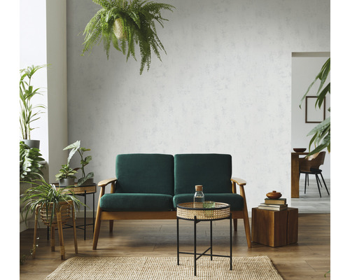 Salon avec canapé vert, tables d''appoint et papier peint mural texturé