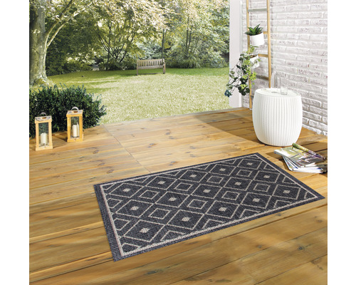 Terrasse mit gemustertem Teppich im Aussenbereich