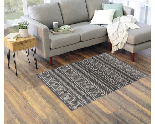 Salon avec canapé, table d''appoint et tapis à motifs