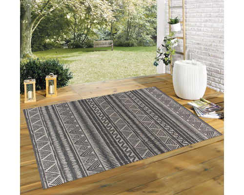 Outdoor Teppich mit geometrischem Muster auf einer Holzterrasse