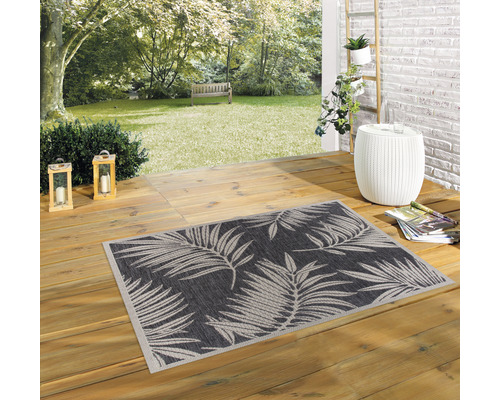 Terrasse mit Teppich mit Pflanzenmuster, Beistelltisch und Dekoration