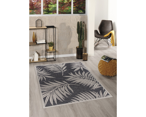 Grauer Teppich mit Palmenmuster in einem Wohnzimmer.