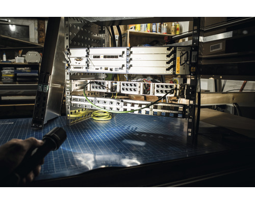 Distributeur réseau avec modules intégrés et une lampe de poche l''éclairant