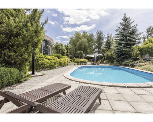 Scène de jardin avec piscine, chaises longues et douche de jardin