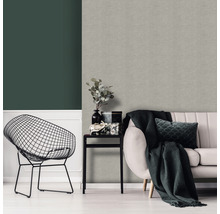 Salon avec papier peint gris imitation cuir, canapé, table d''appoint et chaise