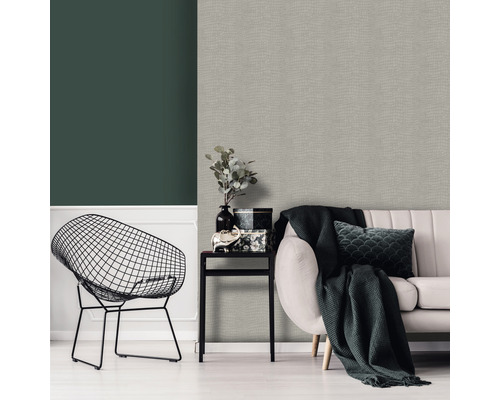 Salon avec papier peint gris imitation cuir, canapé, table d''appoint et chaise