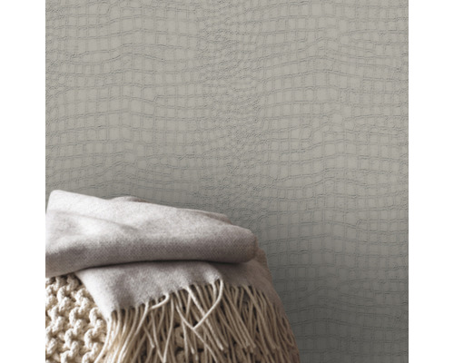 Papier peint à motif peau de crocodile et couverture à franges