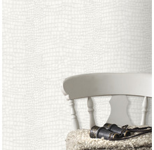 Papier peint aspect cuir de crocodile dans un arrangement avec chaise et jumelles