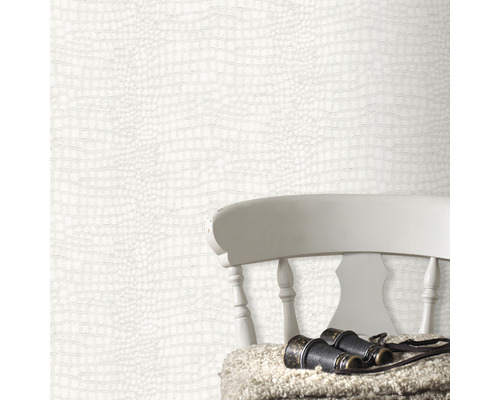 Papier peint aspect cuir de crocodile dans un arrangement avec chaise et jumelles