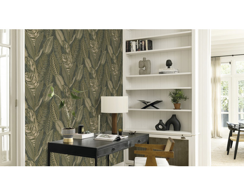 Salon décoratif avec papier peint à motif de feuilles, bureau et bibliothèque