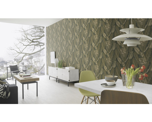 Salon avec papier peint à feuilles, table à manger, buffet et grande fenêtre