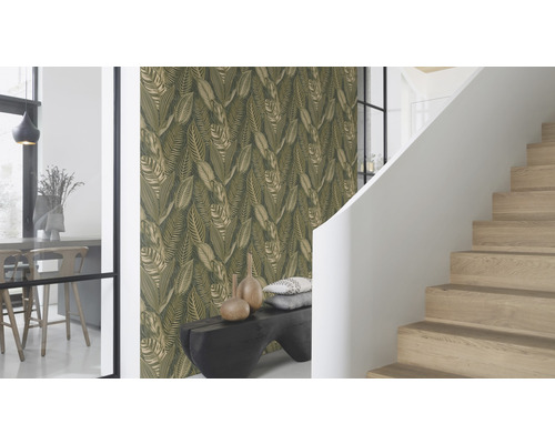 Couloir avec papier peint à motifs de feuilles, escalier et banc