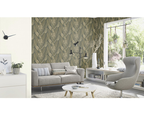 Salon avec canapé, fauteuil et papier peint à motifs de feuilles