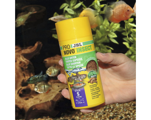 Boîte de nourriture pour poissons JBL Pro Novo Insect dans un aquarium