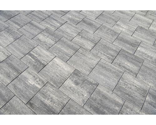 Pose de pavés en béton selon un motif à chevrons