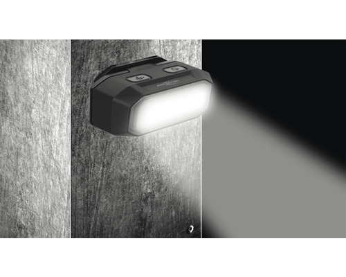 Projecteur de travail avec faisceau lumineux pour éclairer une zone de travail.